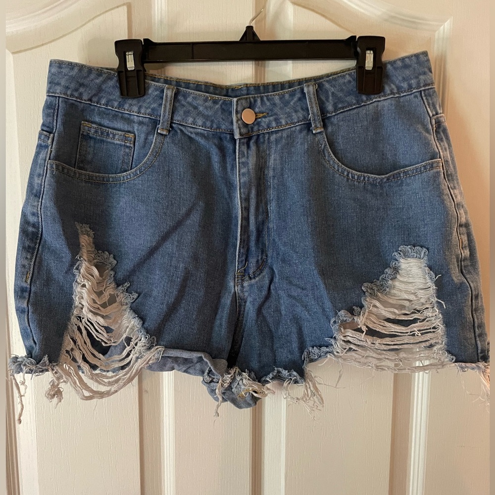 High wasted distressed shorts! Never worn!!!